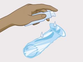 Ponga un lubricante en la parte interior y exterior del preservativo. 