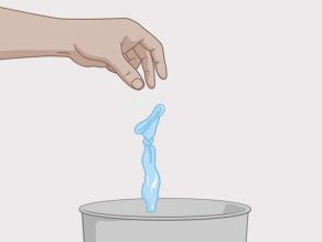 Machen Sie einen Knoten in das Kondom. Das verhindert, dass das Sperma herausläuft. Werfen Sie das benutzte Kondom in den Müll.