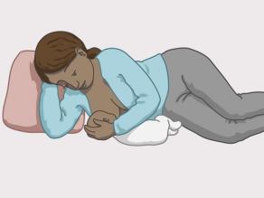 Ejemplo de amamantamiento 3: la madre y el bebé están tumbados.