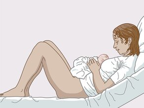 Een pas bevallen vrouw houdt haar baby op de buik.