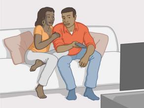 Пара, живущая вместе, смотрит телевизор