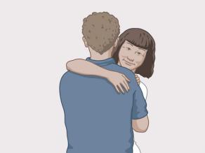 Женщина счастлива и обнимает выбранного ею партнера